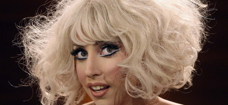 Lady Gaga fiatalokat és melegeket segít