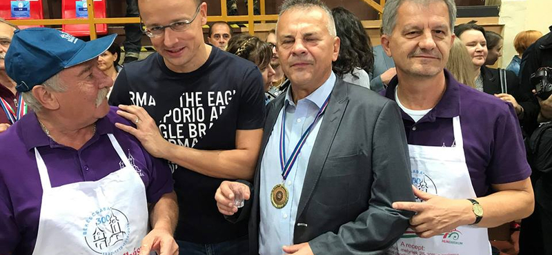 Kolbászt nem gyúrt, de így is jól mulatott Békéscsabán Szijjártó Péter – fotók