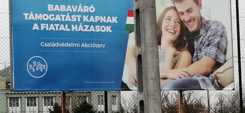 Breaking: Brüsszelbe ment a fiatal pár a kormány plakátjairól