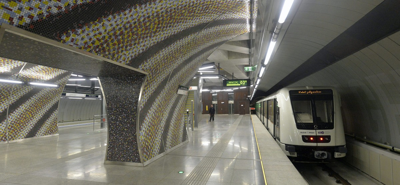 Mit keres ez a pocsolya a 4-es metró peronján?