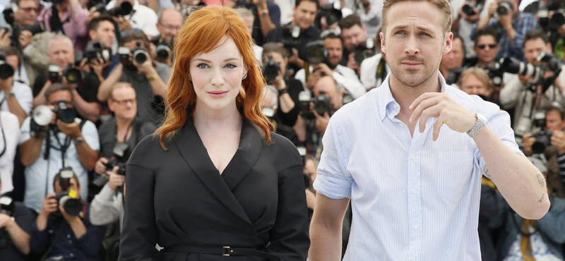 Ryan Gosling a vörös démon mellett áll, de mintha észre sem venné – fotó