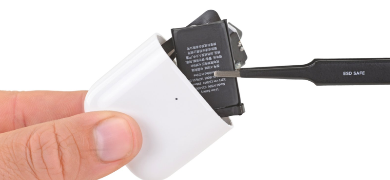 Máris szétszedték az AirPods 2-t, ezt találták a belsejében