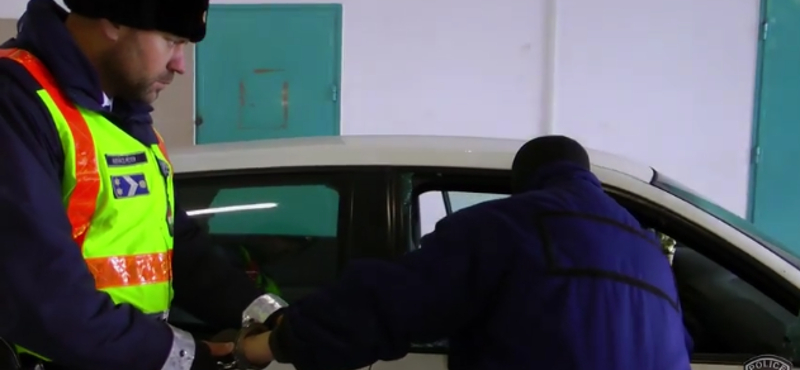 Végre! A magyar rendőrök is beszálltak a mannequin challenge-be – videók
