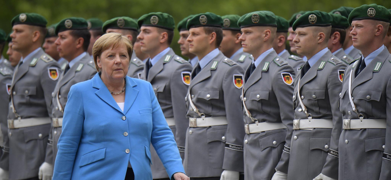 Megint teljes testében remegett Angela Merkel