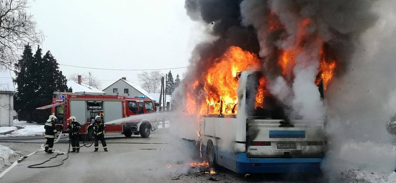 Csak az ülések váza maradt meg a Nádasdon kiégett buszban – videó