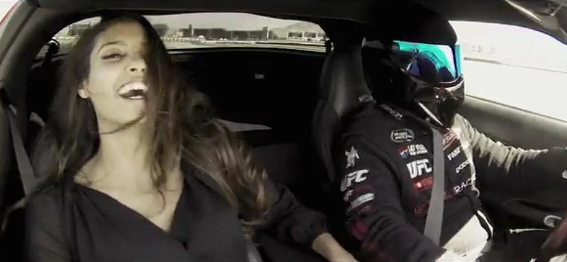 Így élvezi a driftet a szépségkirálynő egy Corvette Z06-osban – videó