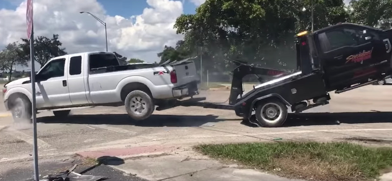 A nap videója: Kétségbeesetten küzd a Ford F-150 sofőrje, hogy visszalopja az autóját