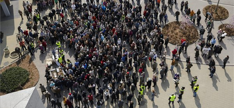 Csak Szijjártóéknak sikerült a pénzkimentés, másokat elgáncsoltak