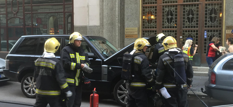 Fotó: Kigyulladt kocsi miatt terelték el a CEU-ért tüntetőket