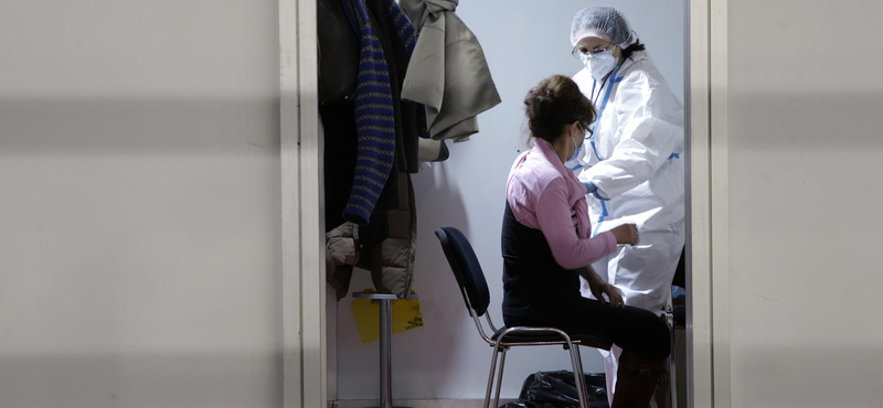 Postai levélben kezdték el értesíteni a 60 év alattiakat az oltásról