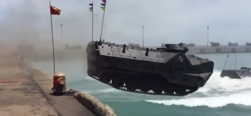 Így néz ki egy kétéltű páncélos, ahogy szuperlassításban a vízbe ugrik – videó