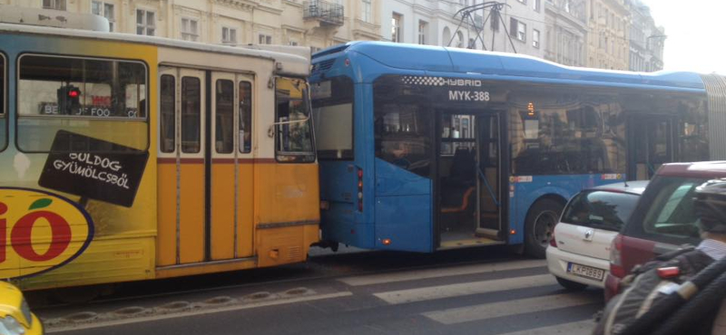 Fotó: Busz és villamos ütközött a Károly körúton