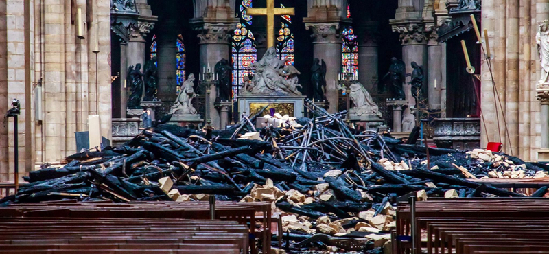 Ólommérgezéstől féltik a Notre-Dame körül élőket