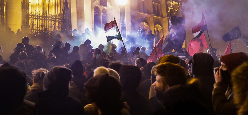Levélben segít a Fidesz politikusainak, mit mondjanak a túlóratörvényről