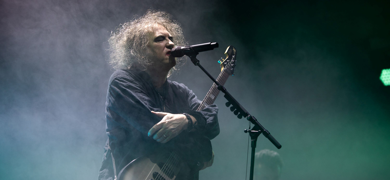 Két és fél órás utazás a Robert Smith-galaxisban – ilyen volt a Cure Budapesten