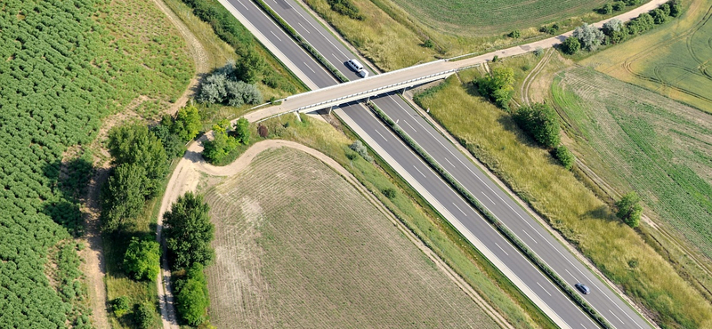 A bicikliseknek fúrnak alagutat az M1-es autópálya alatt