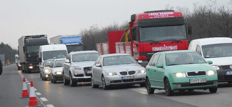 Óriási dugó az M3-ason: motoros rendőrök próbálnak úrrá lenni a káoszon
