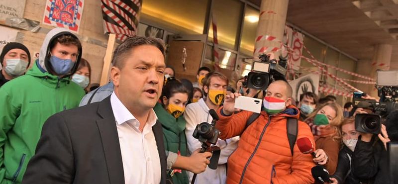 Visszavonhatja Szarka Gábor kitüntetését a józsefvárosi önkormányzat
