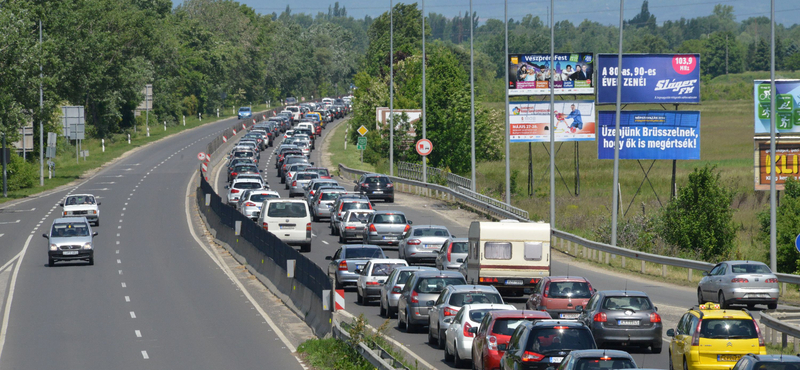 Hármas karambol volt az M7-esen, hatalmas a dugó a Balaton felé