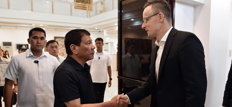 Hatmilliárd forintot adunk öbölkotrásra a véres kezű Duterte országának?