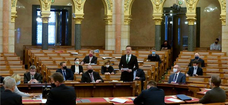 Vakcinákról beszélt Szijjártó a Parlamentben, nem úszta meg a jachtozást sem