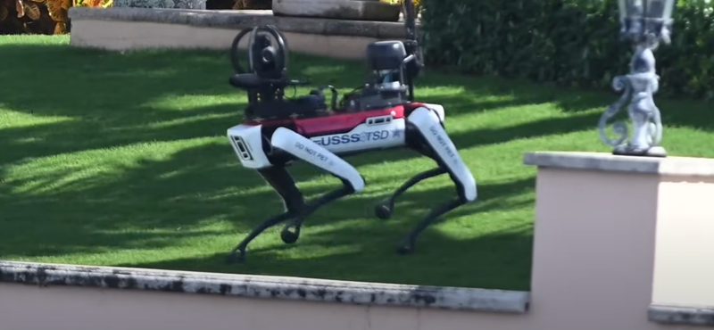 Videó: robotkutya vigyáz Donald Trumpra a floridai birtokán