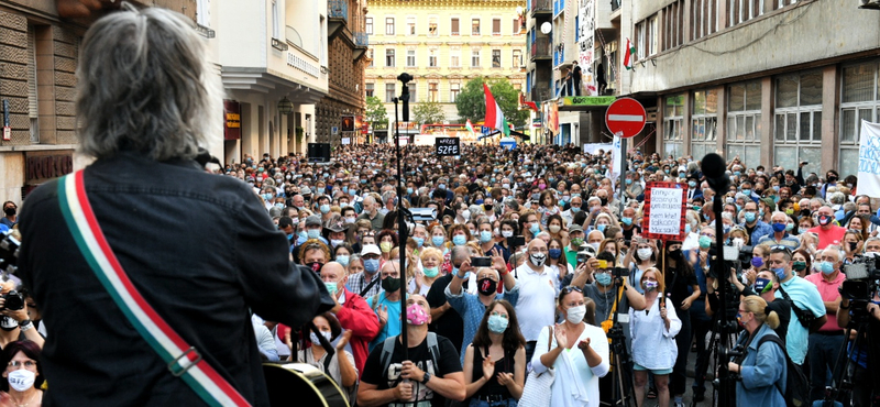 Harcos kedvű tüntetést tartottak az SZFE mellett
