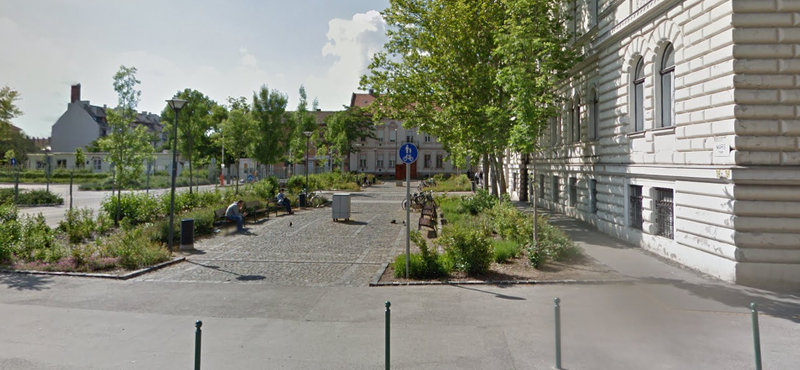 Tetűveszély a szegedi mérnöki kar épülete előtti padokon