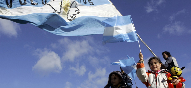 Argentína nem mond le a Falkland-szigetekről