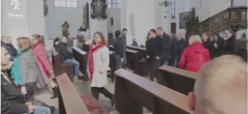 Abortusztilalomról szónokolt a pap, a nők kivonultak – videó