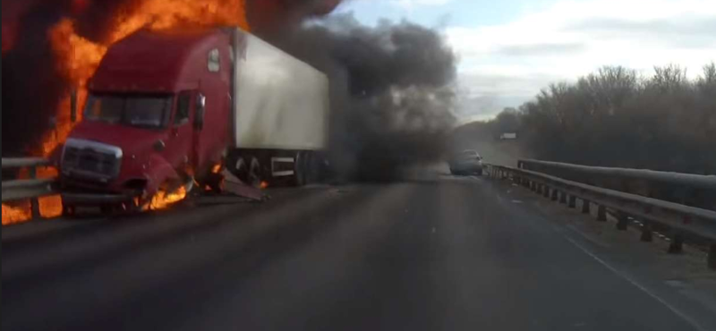 Azonnal berobbant a kamion a balesete után - videó
