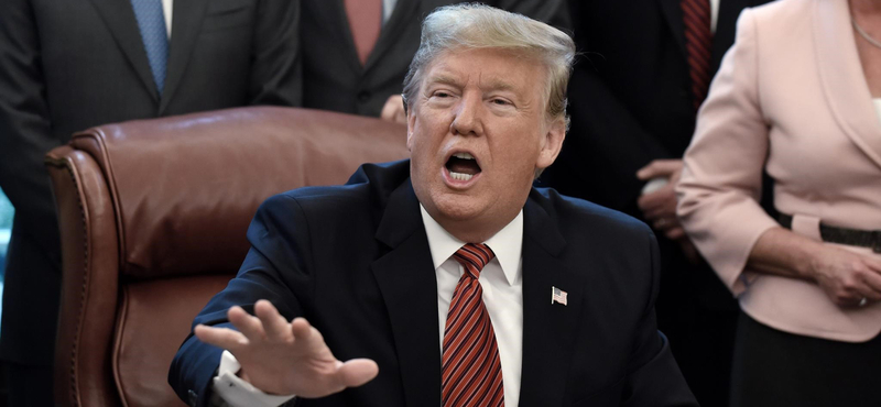 Donald Trump a mexikói határon: a migránsok forduljanak vissza!