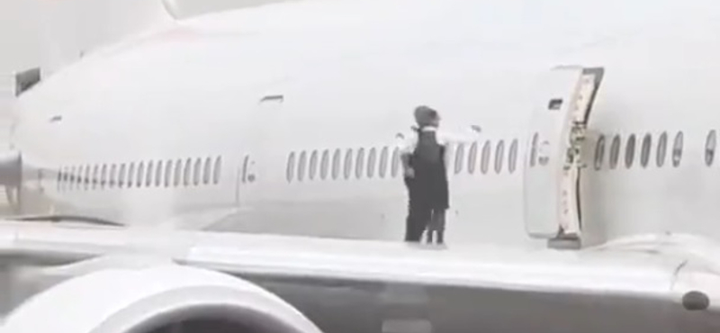 Fegyelmit kapnak a légiutas-kísérők, akik egy Boeing 777-es szárnyán fotózkodtak – videó