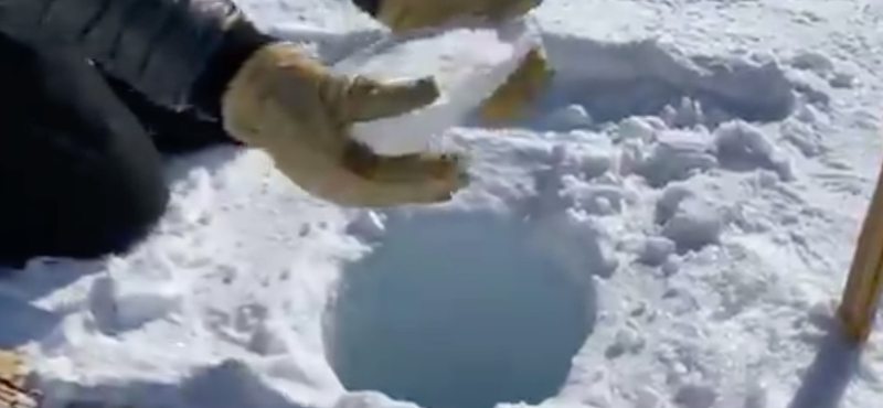 Videó: Jeget dobtak egy 137 méter mély lyukba az Antarktiszon, és furcsa hangot adott ki