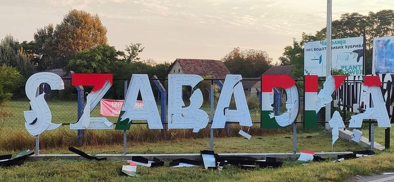 Szétverték a magyar nyelvű Szabadka-feliratot a Vajdaságban