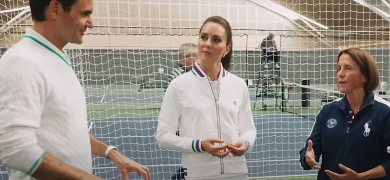 Videón, ahogy Roger Federer Katalin hercegnőnek adogat Wimbledonban