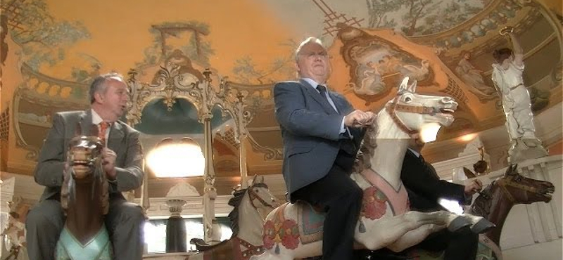 Leírhatatlan látványt nyújt a körhintán ringatózó Tarlós - videó