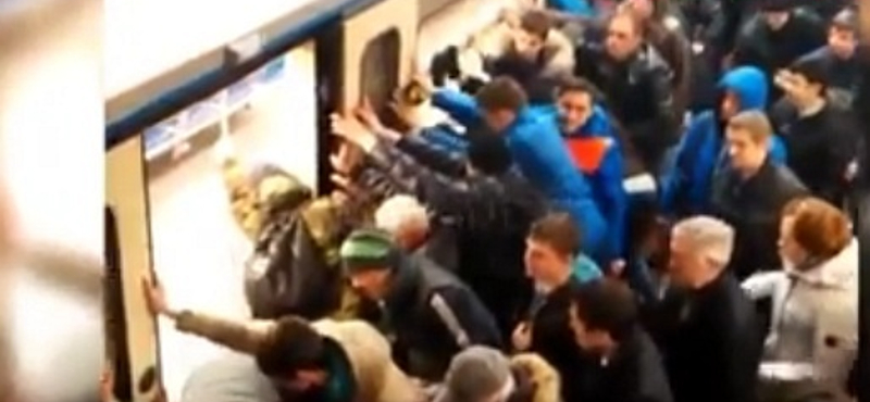 Metrót billentettek az utasok Moszkvában, így mentettek életet – videó