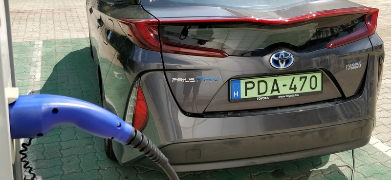 Már hazánkban is a dízelek nyakában lihegnek az elektromos autók