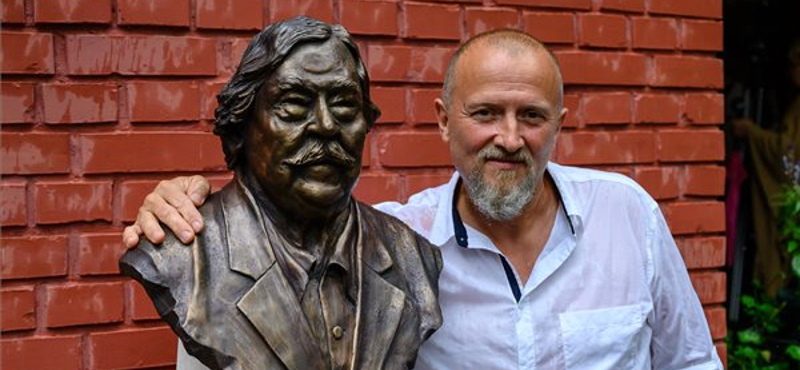 Szobrot kapott Csukás István Balatonszárszón