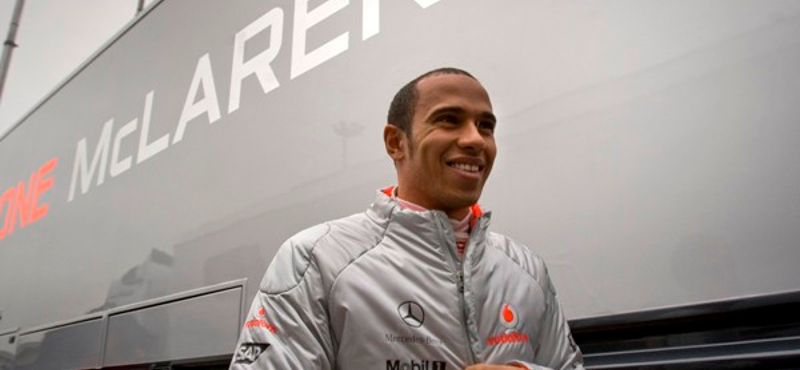 Hamilton autót cserél a NASCAR-bajnokkal