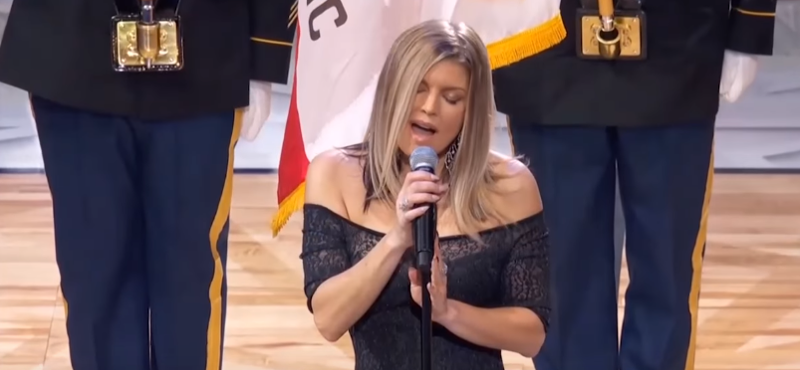 Fergie túltolta az amerikai himnuszt – videó