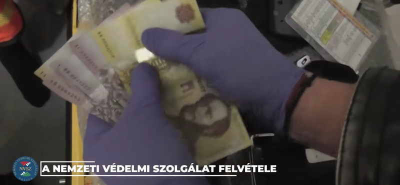 Videó készült a betegszállítás közben pénzt lopó mentősökről