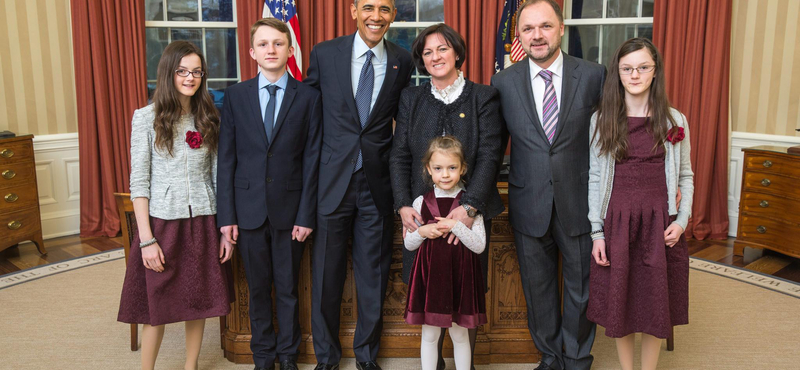 Fotó: Beköszönt Obamához az új magyar nagykövet egész családjával
