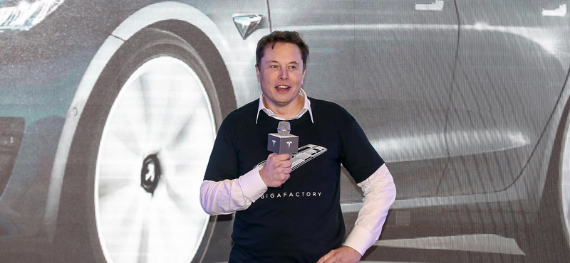 A Tesla gyáravatóján kiderült, milyen bénán táncol Elon Musk – videó