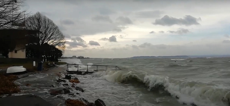 Így csapkodta a vihar a hullámokat a Balatonnál – videó