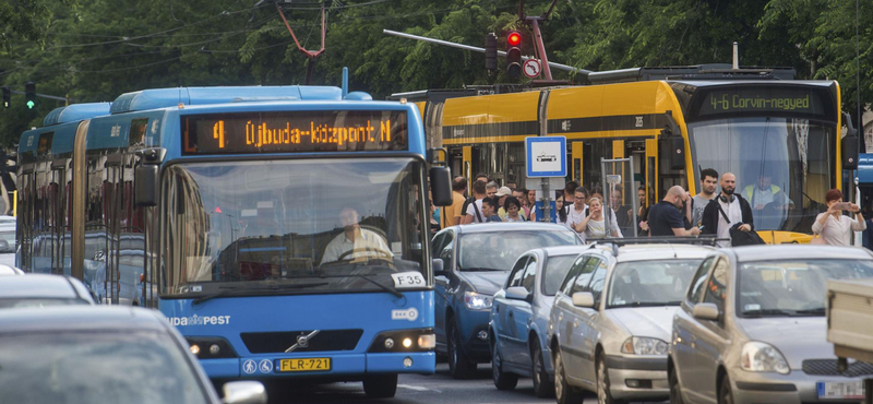 Áramütés ért egy villamosvezetőt a 4-es, 6-os ideiglenes végállomásánál