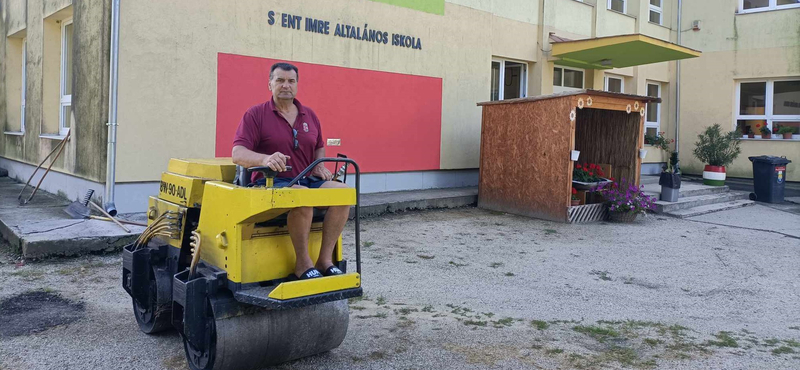 Strandpapucsban, úthengeren pózolva büszkélkedik a járdafelújítással a fideszes képviselő