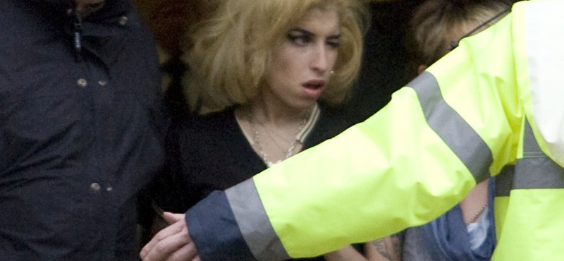 Apja szerint lassú és fájdalmas halált halt Amy Winehouse