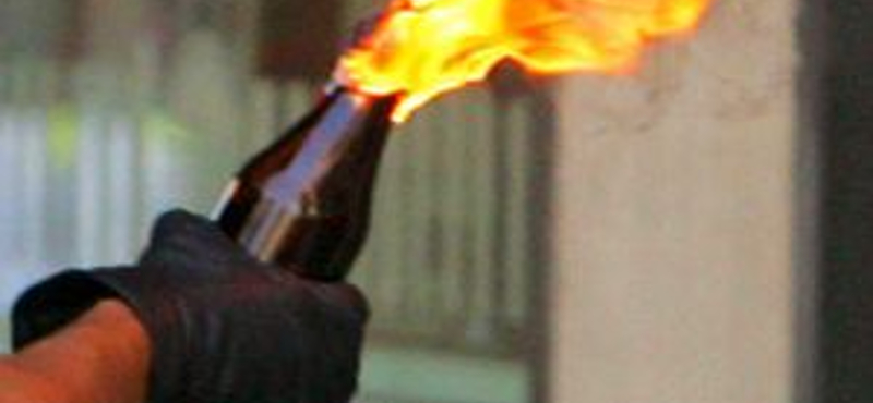 Vádat emeltek a férfi ellen, aki élőben közvetítette, ahogy égő benzinespalackot dob fia házára